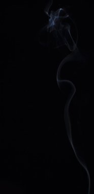 Siyah arka plan üzerine doku soyut beyaz duman