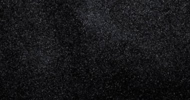 Siyah zemin üzerinde doğal beyaz kar yağışı