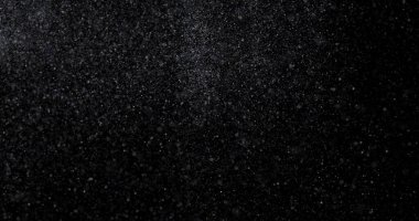 Siyah zemin üzerinde doğal beyaz kar yağışı