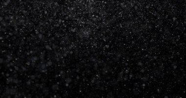 Siyah zemin üzerinde doğal beyaz kar yağışı