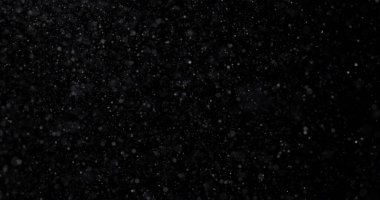 Siyah zemin üzerinde doğal beyaz kar yağışı