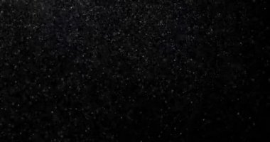 Siyah arka plan videosunda doğal beyaz kar yağışı