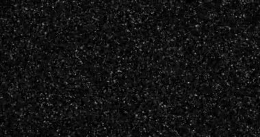 Siyah bir arkaplanda soyut uçan toz parçacıkları
