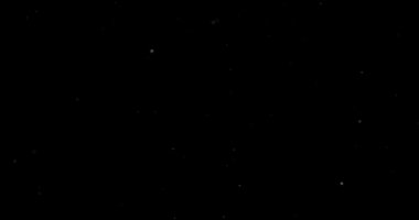 Siyah bir arkaplanda soyut uçan toz parçacıkları