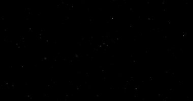 Siyah bir arkaplanda soyut uçan toz parçacıkları