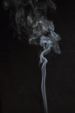 Siyah arkaplanda beyaz duman
