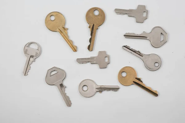 Sortimento de chaves no fundo liso — Fotografia de Stock