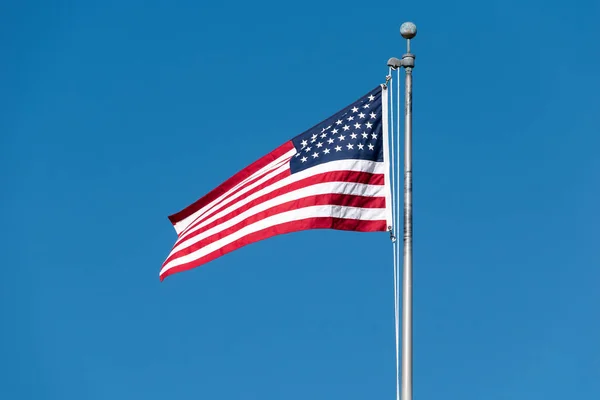 Bandiera americana su un palo bandiera — Foto Stock