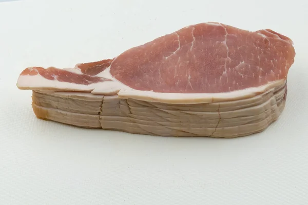 Plátků odkrojte slaninou na bílém pozadí — Stock fotografie