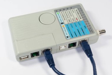 Ethernet kablosuyla bağlı kablo test edicisi