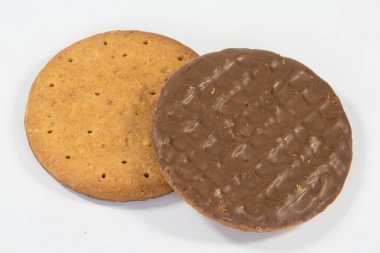 Beyaz bir arka plan üzerinde izole sütlü çikolata sindirim bisküvi