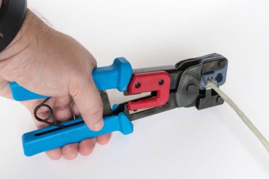 Bir Ethernet kablosu bir Rj45 fiş düzeltme aracı sıkma