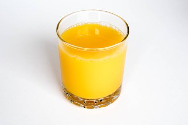 bir bardak portakal suyu beyaz zemin üzerine izole.