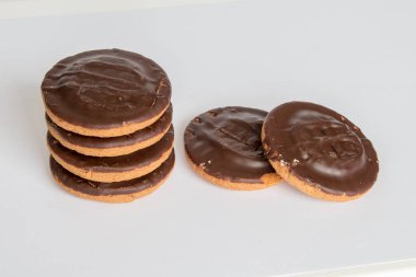 Beyaz arka plan üzerinde izole Jaffa keklerini bisküvi