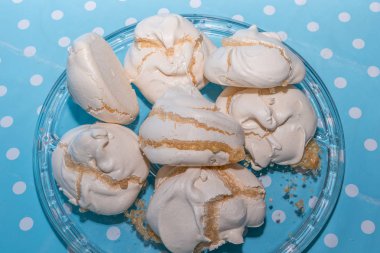 Bir cam tabakta beyaz kremalı Pastalar