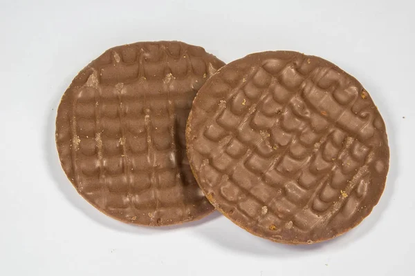 牛奶巧克力消化饼干在白色背景下分离 — 图库照片