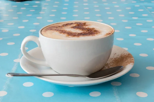 Cappuccino Una Taza Con Diseño Corazón — Foto de Stock