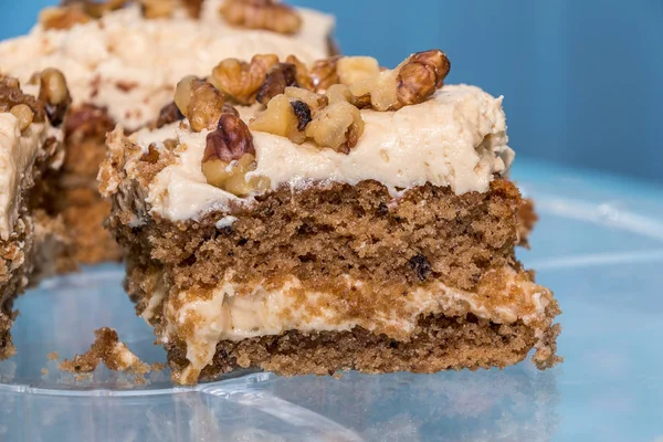 Kahve ve ceviz pasta dilimleri bir cam levha