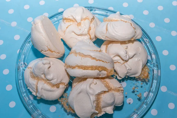 Bir cam tabakta beyaz kremalı Pastalar