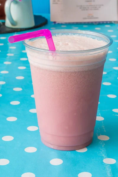 ピンクのストローでプラスチック製のカップでラズベリーのスムージー — ストック写真
