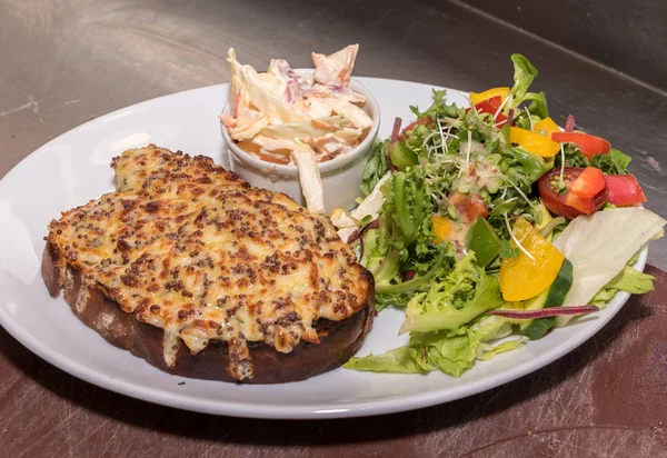 Gal tavşanımı tost bir salata ile servis