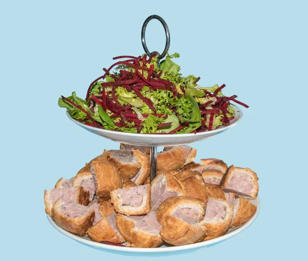 Gesneden Varkensvlees Taarten Salade Gepresenteerd Een Stand Geïsoleerd Een Blauwe — Stockfoto