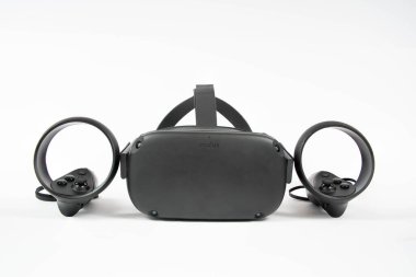 CHESTER, BİRLİK KINGDOM - 11 Nisan 2020: Oculus Quest VR Kulaklık ve denetleyiciler