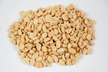 Beyaz arka planda tuzlanmış ve kavrulmuş fıstık.