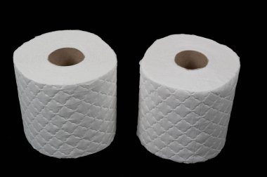 Siyah arka planda izole edilmiş iki beyaz tuvalet kağıdı.
