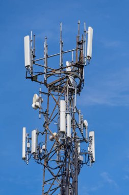 Direğin tepesindeki yön cep telefonu anteni antenleri