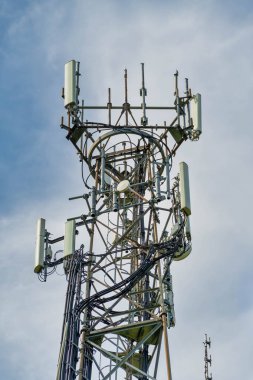Direğin tepesindeki yön cep telefonu anteni antenleri