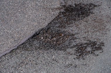 Çökmeye başlayan yol yüzeyi bir çukura dönüşecek.