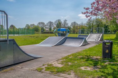 Oyun parkında kaykay rampaları