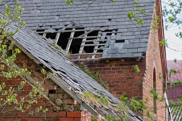 Beschädigte Schieferdachziegel Auf Einem Satteldach Einem Baufälligen Haus — Stockfoto