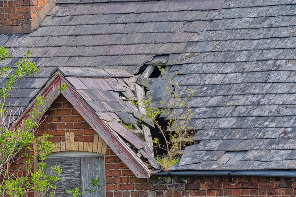 Poškozené Břidlicové Střešní Tašky Šikmé Střeše Opuštěném Domě Stock Fotografie