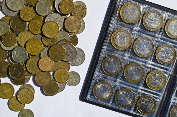 Recoger monedas. numismática como hobby y trabajo Imágenes de stock libres de derechos