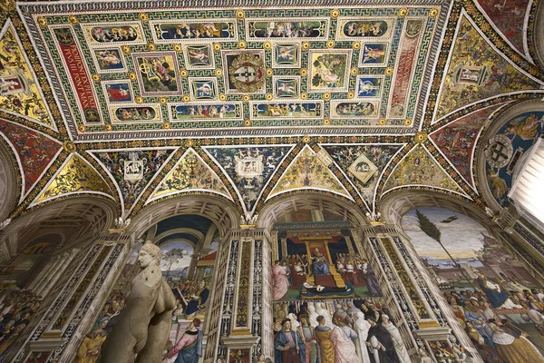 Die piccolomini bibliothek, duomo von siena, italien — Stockfoto