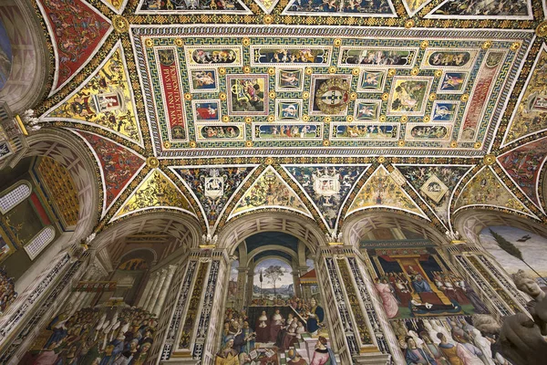 Die piccolomini bibliothek, duomo von siena, italien — Stockfoto