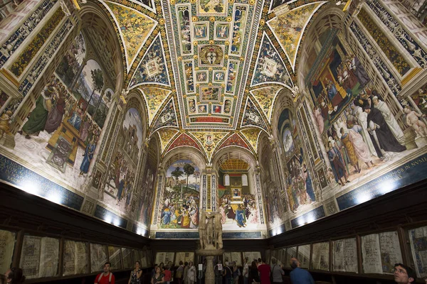 Den Piccolomini bibliotek, Duomo i Siena, Italien — Stockfoto