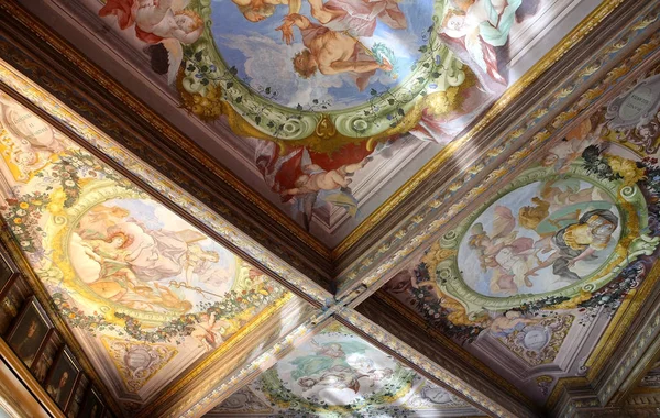 インテリアと、ウフィツィ美術館、フィレンツェ、イタリアの詳細 — ストック写真