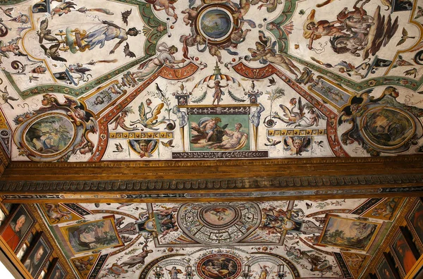 Interiores y detalles de Los Uffizi, Florencia, Italia — Foto de Stock