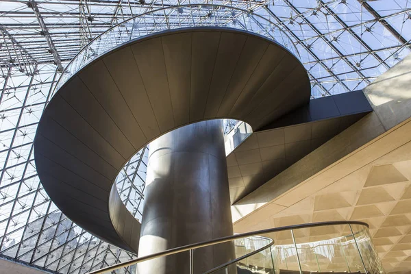 Schodiště z pyramidy, Louvre, Paříž, Francie — Stock fotografie