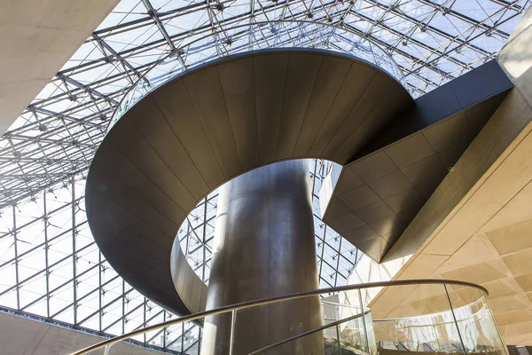 Escadaria da pirâmide, The Louvre, Paris, França — Fotografia de Stock