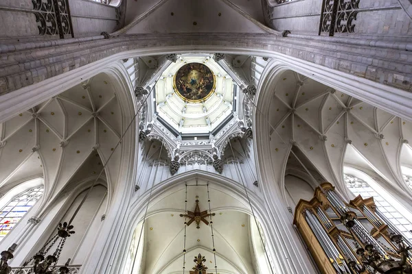 ノートルダム寺院ダンヴェール、アントワープ、ベルギーのインテリア — ストック写真