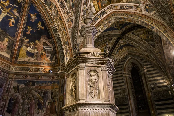 Details of the battistero di San Giovanni, Siena, Italy — стоковое фото