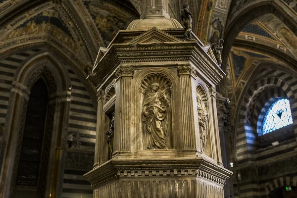 Details van het battistero di san Giovanni, Siena, Italië — Stockfoto