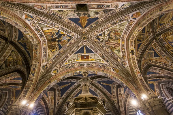 Podrobnosti o battistero di san Giovanni, Siena, Itálie — Stock fotografie