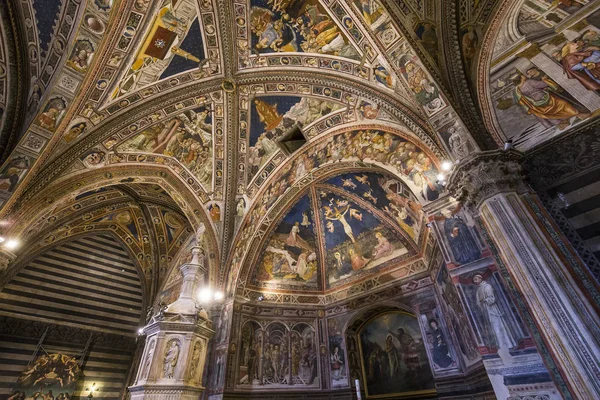 Details of the battistero di San Giovanni, Siena, Italy — стоковое фото