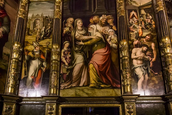 Sevillan katedraalin sisätilat, Sevilla, Andalusia, Espanja — kuvapankkivalokuva