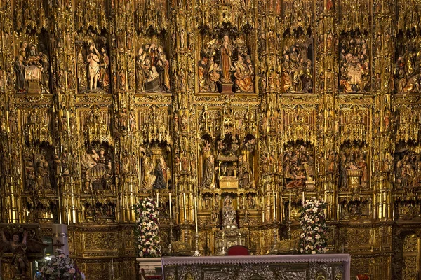 Retablo mayor inf Catedral de Sevilla, Sevilla, Andalucía, España — Foto de Stock